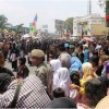Ribuan warga Kuningan saat menilah helaran budaya di seputaran taman kota Kuningan.